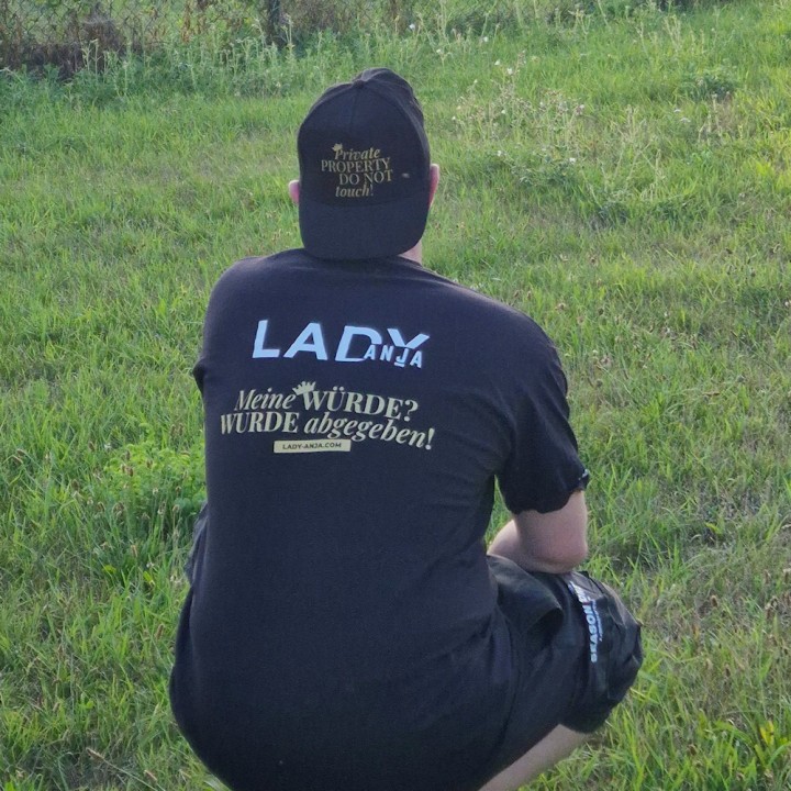 T-Shirt „Meine WÜRDE? WURDE abgegeben!“ - Owned & Proud Version