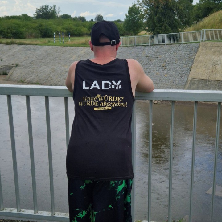 Muscle-Shirt „Meine WÜRDE? WURDE abgegeben!“ - Owned & Proud