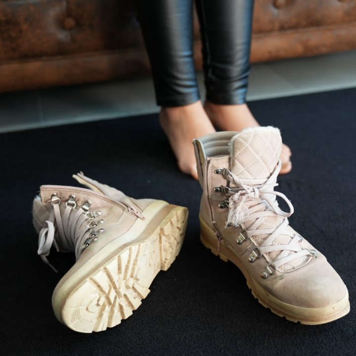 Hautfarbene Winterstiefel aus Wildleder
